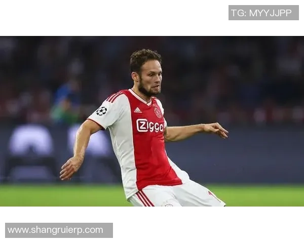 红衣足球明星究竟是谁他在赛场上的表现引发了怎样的关注与热议