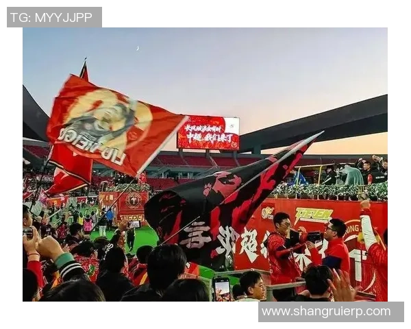 足球巨星重返故土再续辉煌传奇引发球迷热烈期待与欢呼